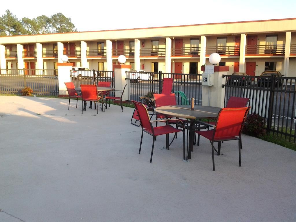 New Valdosta Inn And Suites Екстериор снимка