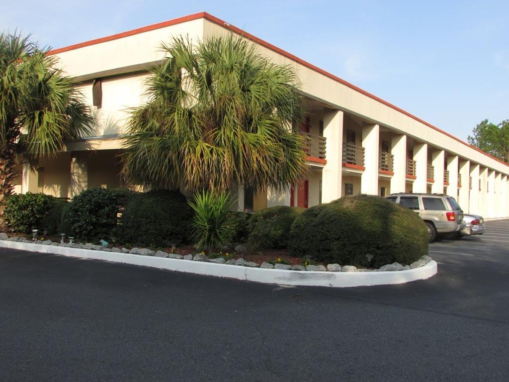 New Valdosta Inn And Suites Екстериор снимка