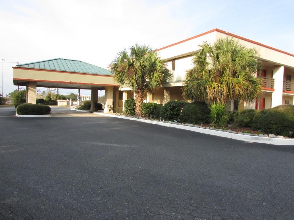 New Valdosta Inn And Suites Екстериор снимка